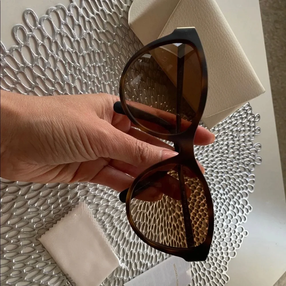 Like New Michael Kors sunglasses - Picture 3 of 5